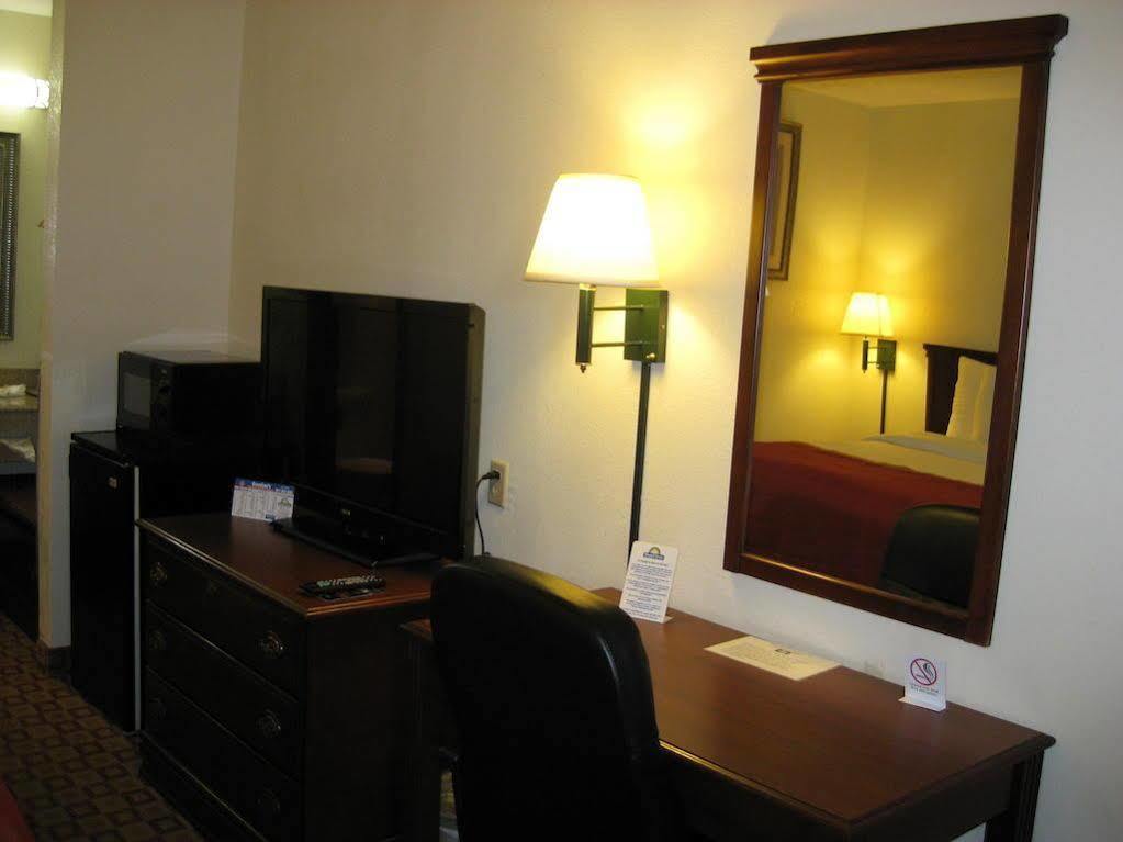 Days Inn By Wyndham Bloomington Eksteriør bilde